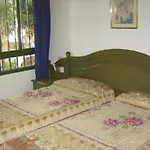 Alondras Park Отель